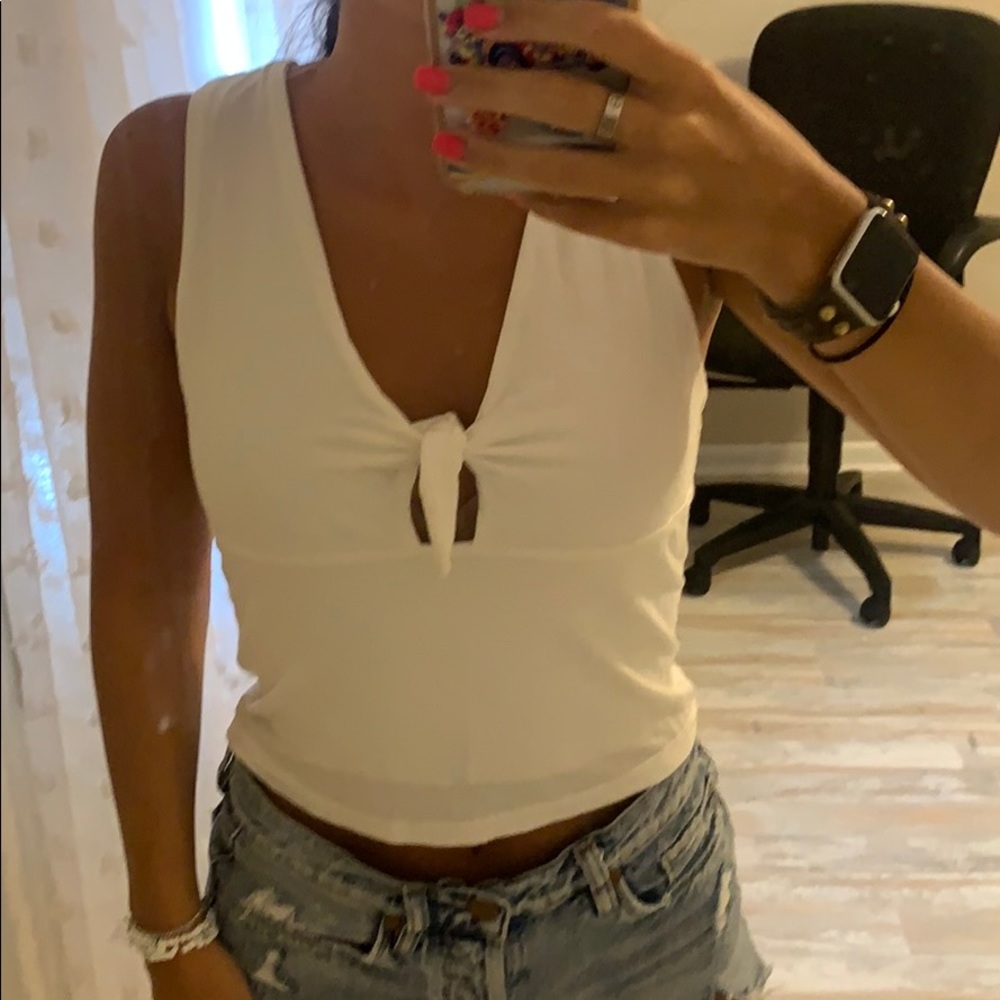 white keyhole top